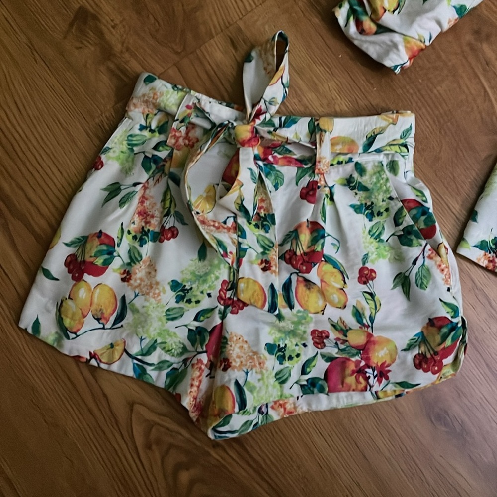 Matching floral blazer and shorts - Picture 2 of 7